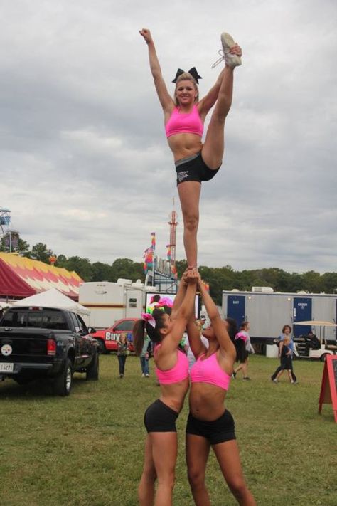 heel stretch Cheerleading Pics, Cheerleading Stunts, Cheerleading Poses, Cheer Photography, Allstar Cheerleading, Cheerleading Cheers, Cheerleading Stunt, Cheer Camp, Cheer Poses