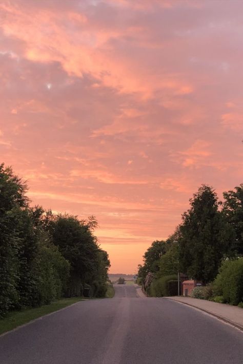 Yellow Spring Road, Light Pink And Orange Aesthetic, Empty Road Aesthetic, Orange Sunset Aesthetic, Sky Aesthetic Night, Driving Into The Sunset, Aesthetic Night Sky, Aesthetic Sunset Wallpaper, Sunset Street