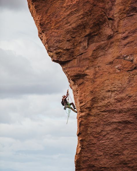 Types Of Climbing, Smith Rock State Park, Mountain Photos, Look At The Sky, Adventure Activities, Download Free Images, Rock Climbing, Travel Lifestyle, The Rock