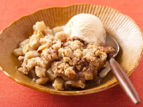 Apple Crisp : These apple crisps are made in individual-sized containers, so no one has to share their dish of sweet-tart apples and buttery pecan topping. Old Fashioned Apple Crisp, Best Apple Crisp, Fun Thanksgiving Desserts, Eggless Desserts, Eggless Recipes, Thanksgiving Food Desserts, Apple Crisp Recipes, Crisp Recipe, Gf Recipes