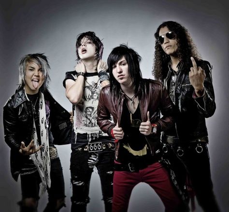 ESCAPE THE FATE  My top 5 favorite songs by them:  1. Behind the Mask [B-Side].  2. This War Is Ours [The Guillotine Part 2]  3. Prepare Your Weapon.  4. Lost In Darkness.  5. The Flood. Craig Mabbitt, Max Green, Emo Pictures, Emo Scene Hair, Escape The Fate, Ronnie Radke, Fav Music, Falling In Reverse, Love Band