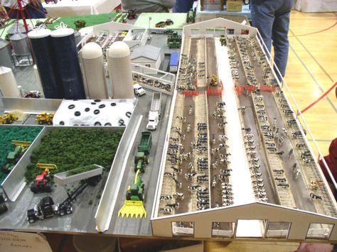 NX Dairy model - 400 cows and 5300 acres Farm Model Project, Farm Diorama Projects, Miniature Farm Diy, Farm Diarama Ideas, Play Farm, Farm Toy Display, Scale Model Building, Toy Barn, Tractor Idea