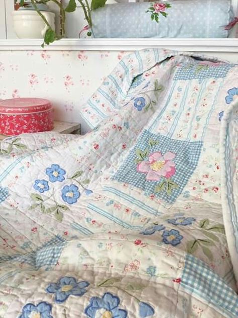 Aesthetic Quilts, Pastel Quilts, Quilt Aesthetic, Shabby Quilt, Shabby Chic Quilts, Quilted Bed, Coastal Room, Cottage Quilt, Homemade Quilts