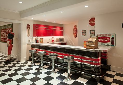 50'S Advertising Posters kitchens | Nostalgic 50s diner look for the bar area with vintage Coca cola decor ... 50s Bedroom Ideas, 50s Diner Kitchen, 50s Bedroom, Island Interior, 50s Decor, Cocina Shabby Chic, Checkered Floor, 50s Kitchen, Coca Cola Decor