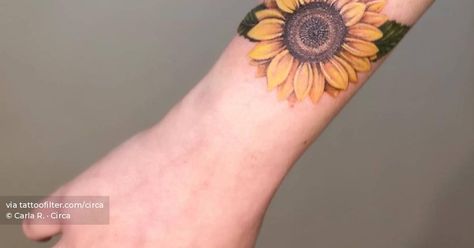 Micro-realistic sunflower bracelet tattoo on the wrist. Sunflower Bracelet Tattoo, Sunflower Wrist Tattoo, Gladiolus Flower Tattoos, Tattoo On The Wrist, Hawaiian Flower Tattoos, Tattoo Sunflower, Cool Tattoos For Girls, Tattoo Sun, Wrist Bracelet Tattoo