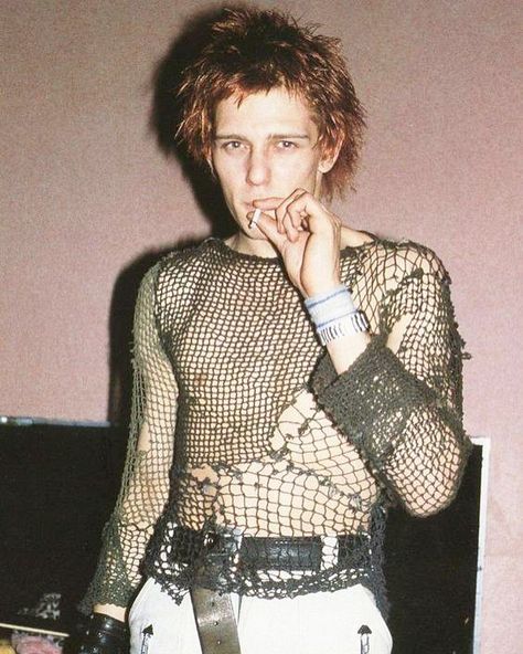 Rock Gallery ✨ on Instagram: “Paul Simonon of The Clash, 1977” 80s Punk Fashion, Stile Punk Rock, Punks 70s, Punk 80s, Paul Simonon, Look 80s, 70s Punk, 90s Punk, 80s Punk