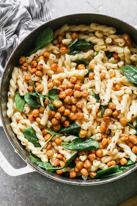 Pasta e Ceci Alla Romana (Pasta with Chickpeas) is light and spicy! It's packed with crispy chickpeas, roasted garlic, lemon and nutty parmesan cheese. So delish! Pasta Saludable, Pasta With Chickpeas, Gemelli Pasta, Healthy Pasta Dishes, Chickpea Pasta, For Keeps, Crispy Chickpeas, Healthy Pastas, Roasted Chickpeas