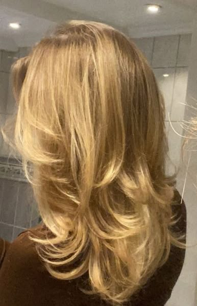 Blowout With Layers, Mid Length Blonde Hair, Short Hair Blowout, Middle Length Hair, 90s Haircuts, Warm Blonde Hair, Blonde Layered Hair, Layered Haircuts For Medium Hair, Hairstyles For Layered Hair