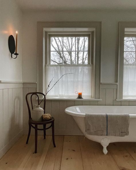 Vintage White Bathroom, Amanda Watters, Pretty Homes, Shower Combo, Simple Farmhouse, Casa Country, Cottage Bathroom, Country Bathroom, White Farmhouse