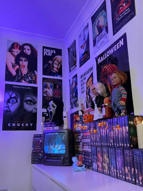 Villain Bedroom Ideas, Horror Movie Bedroom Decor, Bedroom Ideas Horror Themed, Room Ideas Aesthetic Horror, Minimalist Horror Bedroom, Scream Room Ideas, Horror Inspired Room, Horror Bedroom Decor, Horror Themed Room Aesthetic