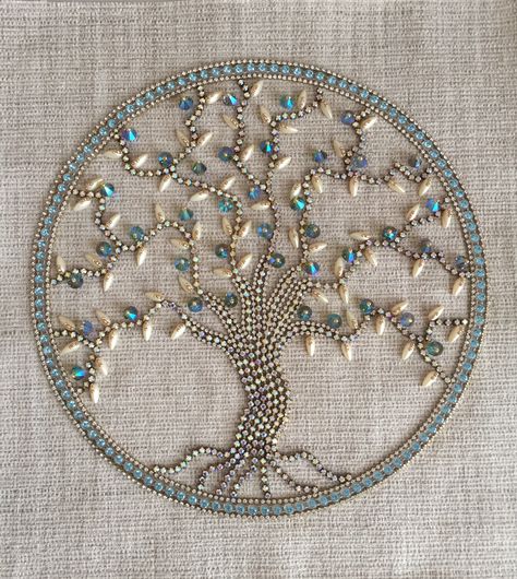 Old Jewelry Crafts, Costume Jewelry Crafts, Jewelry Frames, Jewelry Christmas Tree, Bead Embroidery Tutorial, Vintage Jewelry Crafts, Vintage Jewelry Art, Bead Embroidery Patterns, Rhinestone Art