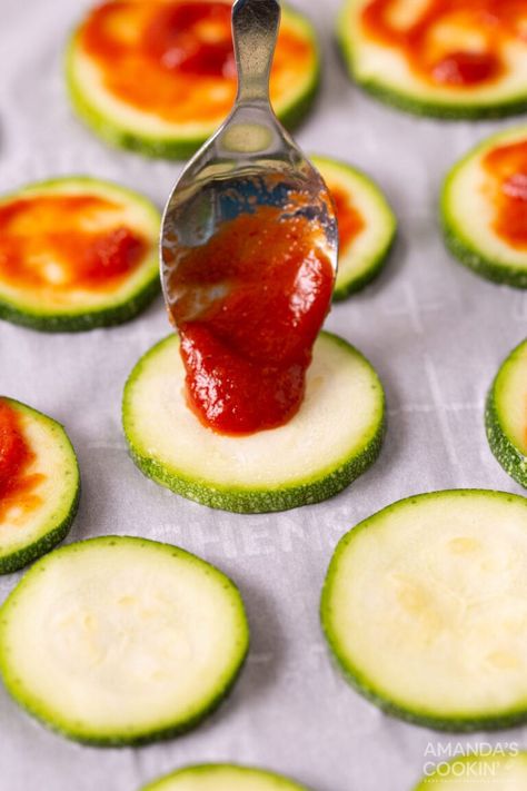 Zucchini Rounds, Low Carb Low Calorie, Zucchini Pizza Bites, Zucchini Pizza, Pizza Snacks, Pizza Sauce Recipe, Bake Zucchini, Pizza Sauce Homemade, Zucchini Pizzas