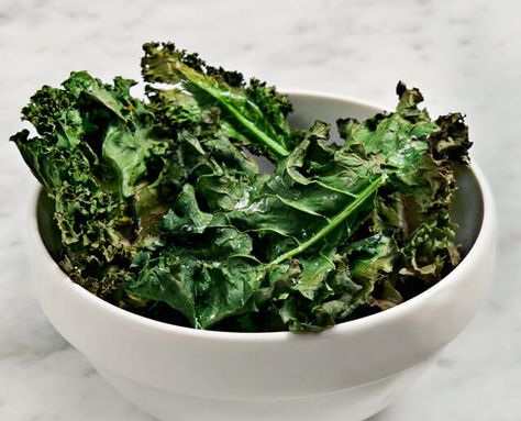 Kale chips with miso dipping sauce Super Healthy Snacks, Kale Chips Baked, Baked Kale, Kale Chips, Raw Vegan, Potato Chips, Dipping Sauce, Om Nom, Yummy Snacks