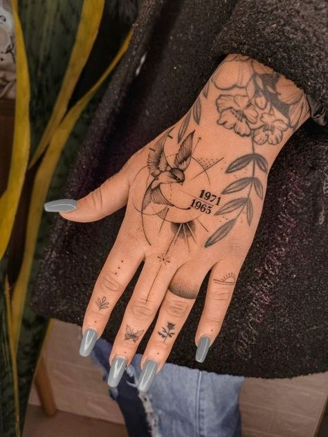 Tattoo Main, Animal Tattoos For Women, Cute Cat Tattoo, Hand And Finger Tattoos, Pretty Hand Tattoos, Hand Tats, Skeleton Hand Tattoo, Hand Tattoos For Women, Small Hand Tattoos