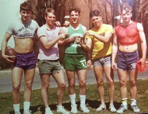 Men of 1980 Men In Crop Tops 80s, 1980s Fashion Mens, 80s Gym Outfit, 80s Sports Fashion, Y2k Fashion Men, Men Crop Top, Mens Crop Tops, 80s Sportswear, 80s Sports