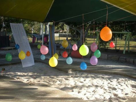 Outside play area, tie string across box trailer and tie water balloons to use as target practice with balls - different coloured water in balloons Sandpit Activities, Birthday Messy Play Ideas, Messy Play Outdoors, Balloon Target Game, Outside Play Area, Sandpit Ideas, Outdoor Montessori, Water Balloon Toss, Water Baloon Games