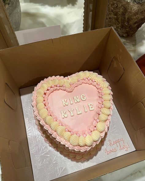 Model Aesthetic Wallpaper, Kylie Jenner Birthday Cake, Kylie Jenner Birthday, Kendall Jenner Aesthetic, Birthday 22, Happy Boss's Day, Kylie Birthday, Pink Birthday Cakes, Birthday Ideas For Her