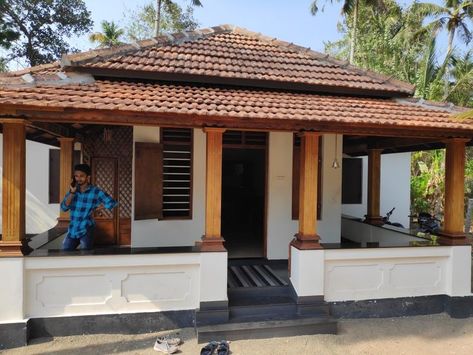 Indian Farmhouse Design Exterior, Indian Old House, Kerala Style House, Kerala Homes, Chettinad House, Kerala Traditional House, Kerala Home, Vastu House, Lush Landscape