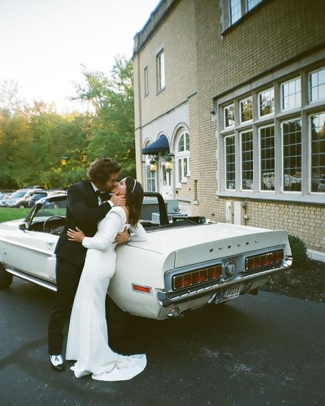 one thing I hope never goes out of wedding tradition is the getaway car 🥺 shot on digital + film How do y’all feel about the getaway car? 50s 60s Wedding Theme, Vintage Wedding Aesthetic 50s, Vintage Inspired Wedding Photos, Retro Wedding Photos, 60s Wedding Aesthetic, Old Wedding Photos, Wedding Getaway Car, Classic Wedding Themes, 1980s Wedding