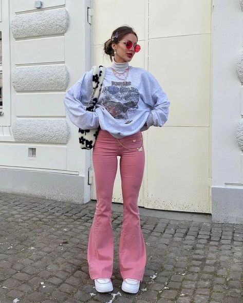 40+ Outfits With Flare Jeans To Wear Right Now + How To Style Pink Flared Jeans, Outfits With Flare Jeans, Outfit With Flare Jeans, Outfits With Flares, Semi Formal Mujer, Style Flare Jeans, Jeans Rosa, Flare Jeans Outfit, Outfits Con Jeans