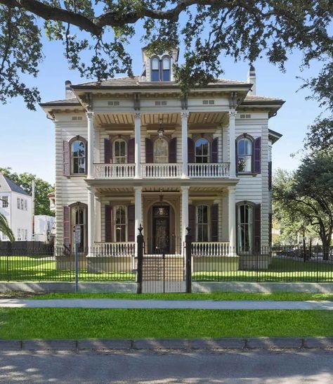 Anne Rice's Louisiana Mansion For Sale - Vampfangs® Houses Design Ideas, Gothic Architecture Interior, New Orleans Mansion, New Orleans Style Homes, Old House Design, New Orleans Architecture, Houses Design, Stairs Architecture, Grand Hall