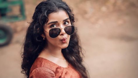 Gals Photos, Anupama Parameswaran, Stylish Dpz, Indian Photoshoot, Actor Picture, Love Couple Photo, Couple Photoshoot Poses, Photography Poses Women, Couple Photography Poses