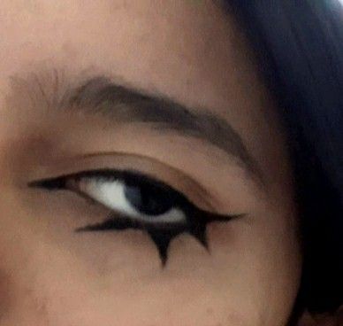 Spiky Eyebrows, Simple Goth Eyeliner, Weird Eyeliner, Punk Eyeliner, Alternative Eyeliner, Grunge Eyeshadow, Red Eyeliner, Alt Makeup, Hair And Makeup Tips