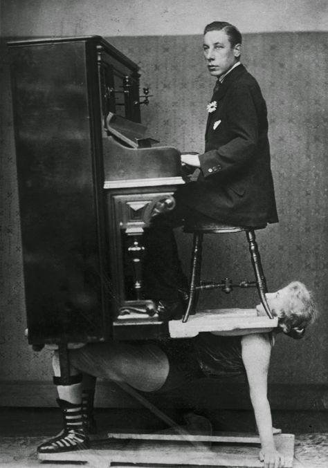 vintage everyday:  A strongwoman balances a piano and pianist on her chest. (1920). FPG / Hulton Archive / Getty Images Vintage Bizarre, Old Circus, Circus Vintage, Human Oddities, Weird Vintage, Creepy Vintage, Circus Performers, Strange Photos, Arya Stark