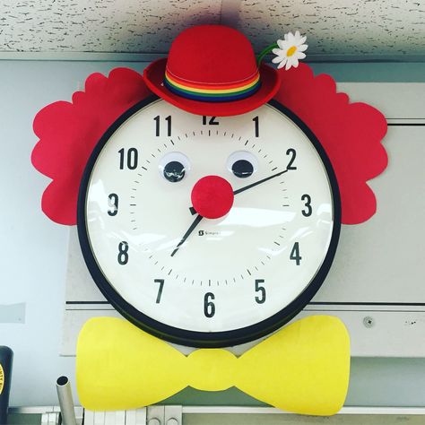 Clown clock for circus classroom ❤️ Coocoo Clock, Circus Classroom, Bulletin Boards Theme, Hanging Ideas, Theme Classroom, Circus Theme, Classroom Themes, Bulletin Boards, School Ideas