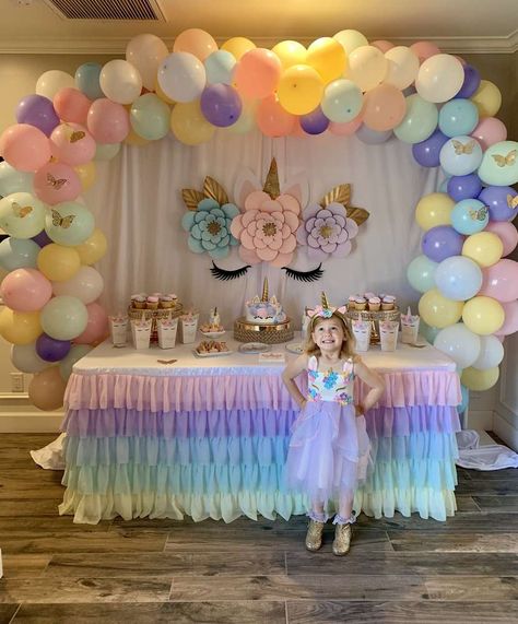 Simple Unicorn Birthday Decorations, Unicorn Theme Birthday Decoration, Unicorn Birthday Party Cake, Unicorn Birthday Decorations, Candy Theme Birthday Party, Unicorn Birthday Party Ideas, First Birthday Balloons, Unicorn Birthday Party Decorations, Princess Birthday Party Decorations