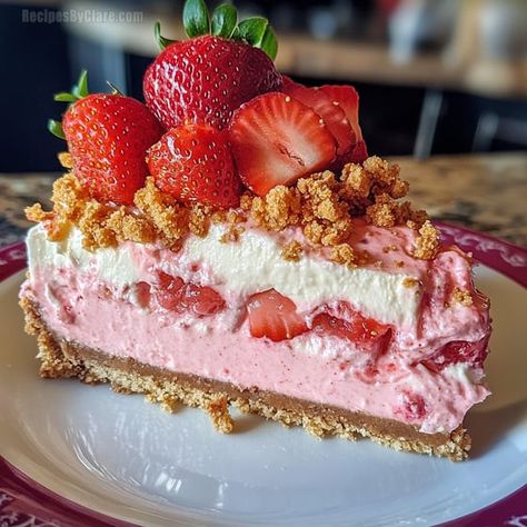 Strawberry Cheesecake Crunch, Cousins Christmas, Strawberry Crunch Cheesecake, Cheesecake Base, Crunch Cheesecake, Strawberry Crunch Cake, Strawberry Things, Rich Cheesecake, Strawberry Cheesecake Recipe