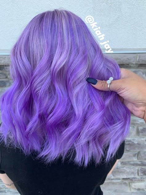 Bright Lavender Hair, Blonde And Hair Lavender, Neon Lavender Hair, Lavender Hair Streak, Light Purple Hair Dye, Lilac Purple Hair, Genderfluid Haircut, Lavender Hair Dye, Yellow Blonde Hair