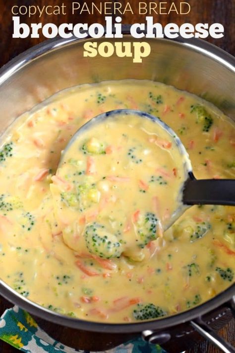 Copycat Panera Broccoli Cheese Soup is ready in less than 30 minutes! The perfect bowl of comfort food without leaving your house! Panera Broccoli Cheese Soup, Soups Easy, Broccoli And Cheese Soup, Creamy Soups, Copycat Panera, Resepi Biskut, Broccoli Cheese Soup Recipes, Cheese Soup Recipes, Diner Recept