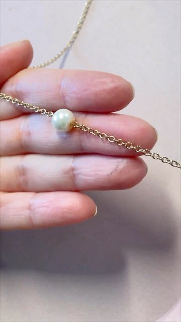 Diy Freshwater Pearl Necklace, Beads Ideas Jewelry, Selfmade Jewelry, Chain Necklace Diy, Jewellery Wire, Pearl Chain Necklace, Simple Pearl, Grow Old, African Jewelry