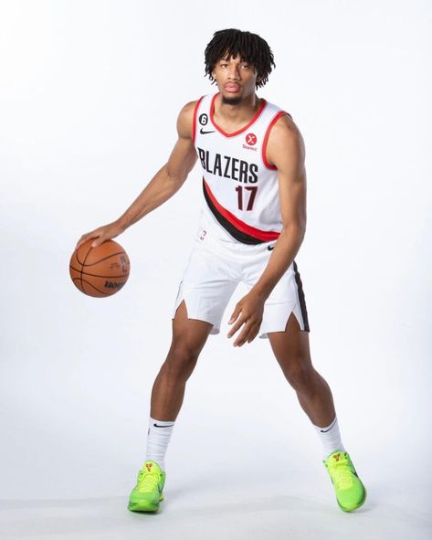 Shaedon Sharpe, Michael Jordan Pictures, Shooting Guard, Shoulder Injuries, Basketball Leagues, Top Colleges, Christian School, Trail Blazers, Free Agent