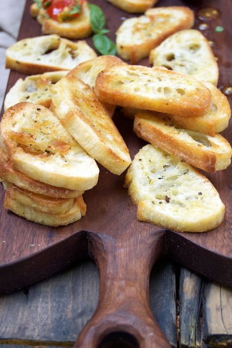 Baguette Crisps.An easy recipe with pretty pictures. |The Art of Doing Stuff What To Do With Baguette Bread, Veggetti Recipes, Toasted Baguette, Baguette Bread, Summer Tomato, Bread Appetizers, Crisp Recipe, Pizza Bread, Tomato Basil