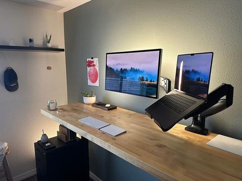 Sleek setup by @loganliffick || All product links are in bio 🏷 || Tag or Send us to be uploaded - Follow @itsworkflow - #setups #m1mac #setupinformation #macsetup #setup #workflow #isetups #itsworkflow #desksetup #officevibes #workspace #workspaceinspo #deskdecor #setupwars #plannersetup #dreamdesk #designerdesk #smarthome #homekit #WorkFromHome #wfhsetup #minimalsetup Gamer Rum, Diy Computer Desk, Desk Diy, Minimal Living Room, Computer Desk Setup, Computer Setups, Desk Setups, Home Studio Setup, Home Office Inspiration