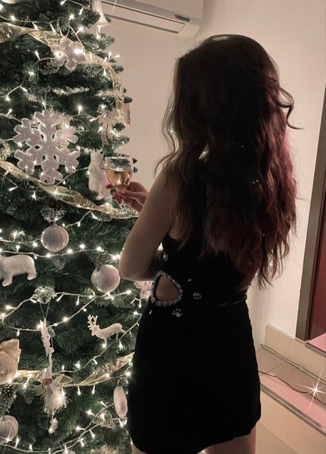 Christmas tree, photo idea , black dress , new year photos , girl , hot girl , aesthetic photo Christmas Eve Photo Ideas, New Year Selfie Ideas, New Years Post Instagram Ideas, New Year’s Eve Selfie, Nye Selfie Ideas, New Year Picture Ideas Instagram At Home, Poses For New Year, New Years Pictures Ideas, New Year Pictures Ideas