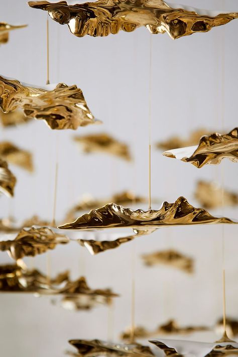 Leaf Fall is a delicately suspended ceiling sculpture. Available in custom or set configurations allowing the creation of a beautiful work of art and focal point of any interior or space. Elegant porcelain leaves are available in crisp white gold face, gold edge, platinum face and platinum edge lustres. The small ellipse composition in 14k gold lustre adds a delicate elegance to this intimate dining setting by Lucarna Design.‎ #haberdasheryluxury #luxurylighting #porcelain #luxuryinteriors