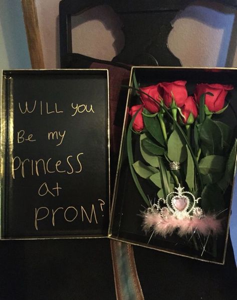 Prom Proposal Ideas, Creative Prom Proposal Ideas, Prom Invites, Country Prom, Promposal Ideas, Prom 2k17, Prom Posters, Prom Proposals, Cute Homecoming Proposals