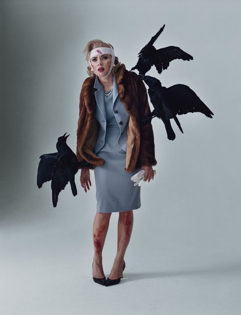 Tim Walker Photography, Tippi Hedren, Halloween Parejas, Classic Halloween Costumes, Halloween Fest, Bird Costume, Black Birds, Tim Walker, Creative Costumes