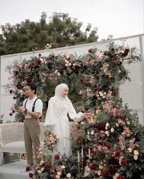 Wedding Dress Garden Party, Pelamin Garden, Enchanted Wedding Decor, Pelamin Nikah, Rusting Wedding, Forest Theme Wedding, Muslimah Wedding, Wedding Background Decoration, Wedding Entrance Decor