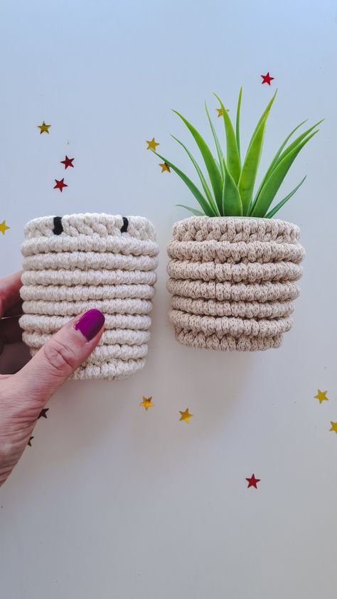 Small Macrame Bowl, Pot Macrame, Diy Hanging Basket Planter, Macrame Plant Pot Cover, Macrame Pot Cover, Basket Macrame, Macrame Bowl, Macrame Basket Tutorial, Macrame Basket Diy