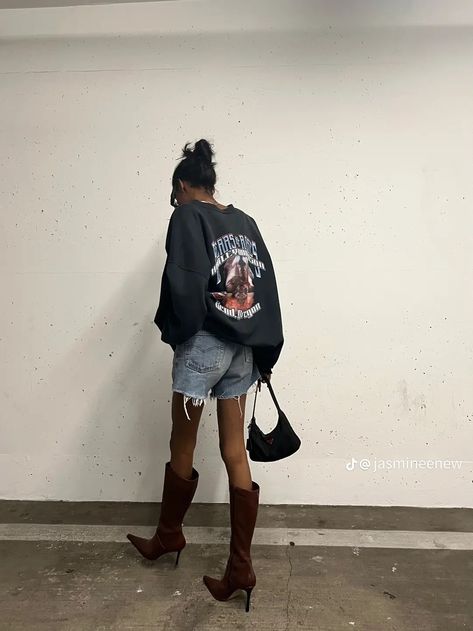 Streetwear Fashion Cowboy Boots, Casual Knee-high Boots For Streetwear, Leather Knee-high Boots For Streetwear, Trendy Knee-high Streetwear Boots, Fall Streetwear Knee-high Boots, Concert Outfit Fall, Rodeo Outfits, Instagrammer, Outfit Inspo Fall