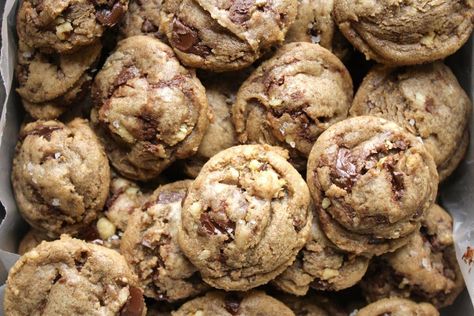 Salt Cookies Recipe, Cookies With Sea Salt, Walnut Cookie Recipes, Sea Salt Cookies, Chocolate Chip Walnut Cookies, Brown Butter Cookies, Walnut Cookies, Baking Kitchen, Chocolate Chunk