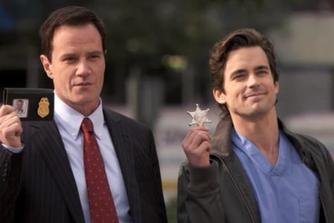 He looks so bloody proud of himself! Peter flashing his FBI id and Neal flashing his cereal box Sheriff's badge. White Collar Neal, Matt Bomer White Collar, Men In Suits, Neal Caffrey, Peter White, Logos Retro, John Barrowman, Grant Gustin, Snake Eyes