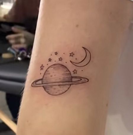 Moon And Saturn Tattoo Taylor Swift, Swiftie Tattoo, Moon And Saturn Tattoo, Swift Tattoo, Moon And Saturn, Moon And To Saturn, Saturn Tattoo, Taylor Swift Tattoo, Saturn Necklace