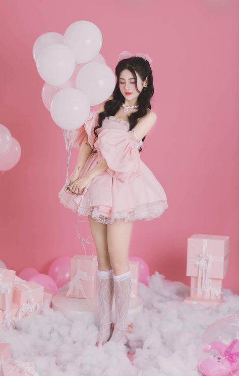 Cute Pink Photoshoot, Candyland Photoshoot Ideas, Pink And White Photoshoot, 17th Birthday Photoshoot Ideas, Pink Birthday Photoshoot, 18th Birthday Photoshoot Ideas, Pastel Photoshoot, Coquette Photoshoot, Photoshoot Ideas Birthday