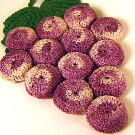 Vintage trivet - crochet bottle caps.  I remember my mom and grandma having these.  I may have to try. Grape Crochet, Winery Kitchen, Crochet Grapes, Crochet Beer, Bunch Of Grapes, Wine Party, Bottle Cap Crafts, Crochet Potholders, Crochet Kitchen