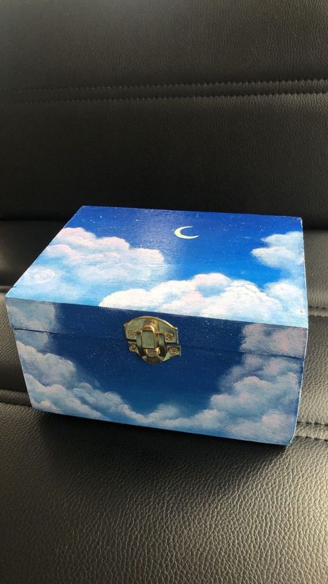 Painting On Wooden Box Ideas, Treasure Chest Painting Ideas, Painted Gift Box Ideas, Wooden Chest Paint Ideas, Treasure Box Painting Ideas, Wooden Box Painting Ideas Boyfriend, Painted Boxes Ideas, Wooden Memory Box Ideas Diy, Painting Boxes Ideas